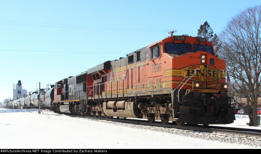 BNSF 7696 CN 5742